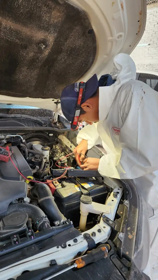 Técnico realizando diagnóstico mecánico
